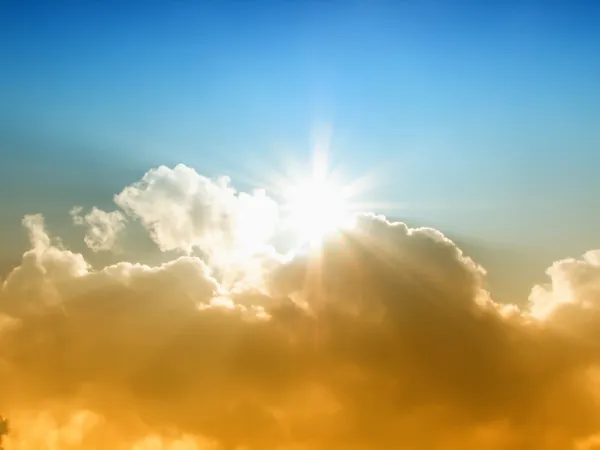 De zon en de wolken — Stockfoto