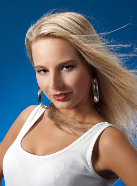 Portret van jonge mooie blonde — Stockfoto