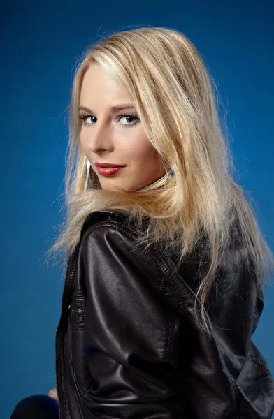 Portret młoda ładna blondynka — Zdjęcie stockowe