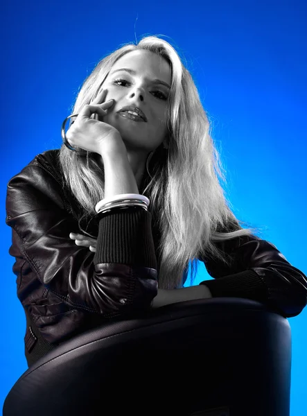 Schöne blonde Frau auf blauem Hintergrund — Stockfoto