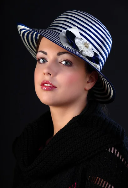 Wunderschöne Frau mit Hut — Stockfoto