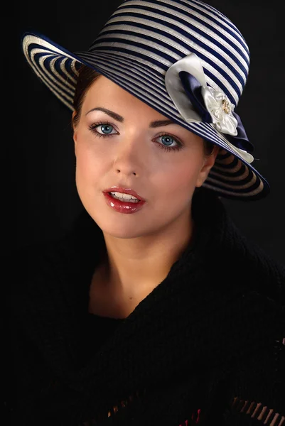 Lindamente mulher de chapéu — Fotografia de Stock