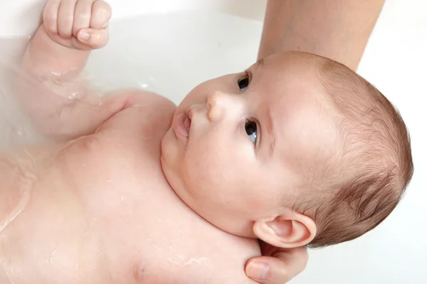 Bebê no banheiro, com a mão da mãe — Fotografia de Stock