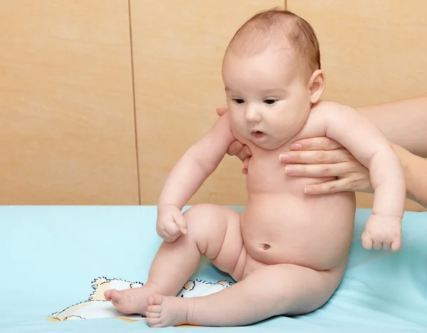 Sittande liten bebis — Stockfoto