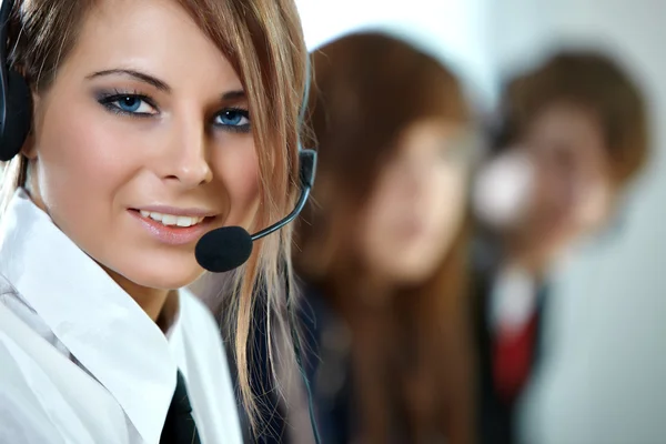 Repräsentativ lächelnde Callcenter-Frau — Stockfoto