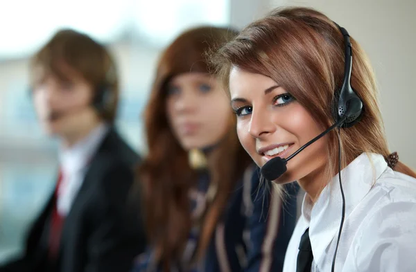 Repräsentativ lächelnde Callcenter-Frau — Stockfoto