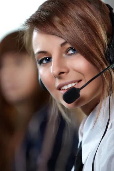 Εκπρόσωπος χαμογελαστό γυναίκα κέντρο κλήσης — Φωτογραφία Αρχείου