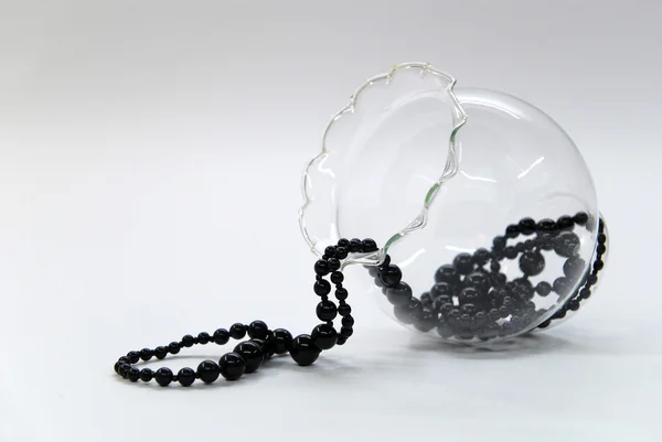 Negro brillante perlas en un tazón de vidrio — Foto de Stock