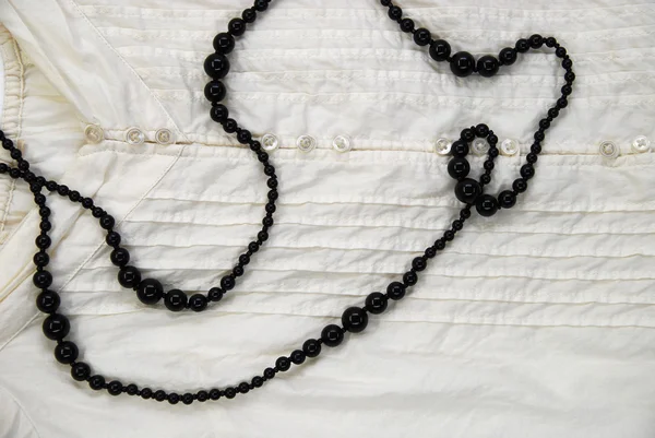 Černý náhrdelník na Bílé halenky — Stock fotografie