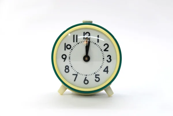 흰색에 오래 된 녹색 알람 시계 — 스톡 사진