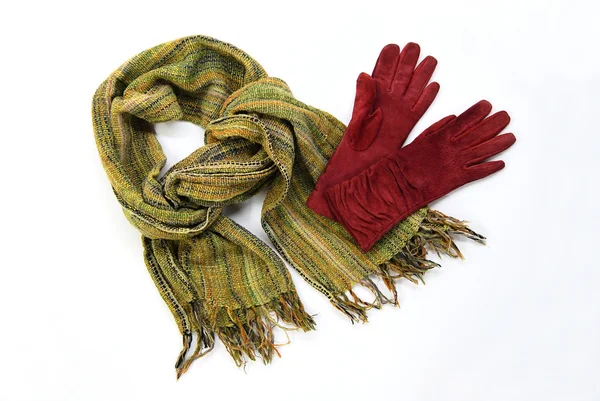 Grüner Baumwollschal mit braunen Handschuhen — Stockfoto