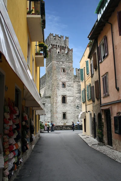 Улица в городе Сирмионе, Италия Лицензионные Стоковые Изображения