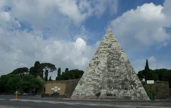 A pirâmide de Céstia em Roma, Itália — Fotografia de Stock