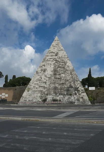 ローマ、イタリアの広場にあるピラミッド — ストック写真