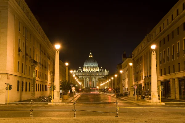 St. Peter's Basilica at night — Stock Photo, Image