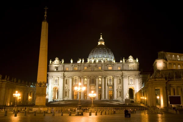 St. Peter's Basilica at night — Stock Photo, Image