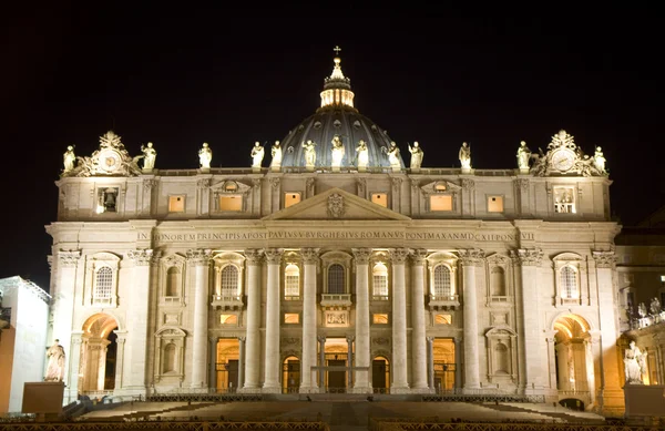 Szent Péter bazilika éjjel — Stock Fotó