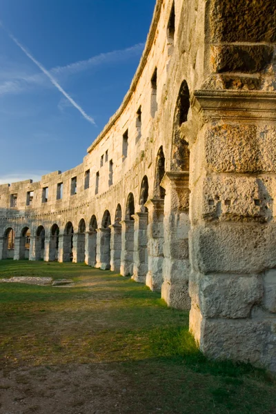 Las paredes del anfiteatro en Pula — Foto de Stock