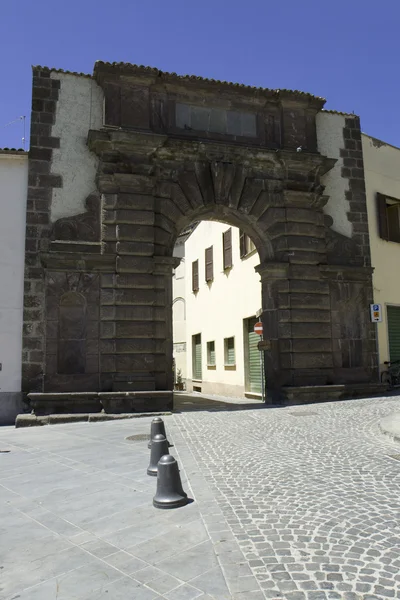 Oude poort in de Italiaanse stad bolsena — Stockfoto