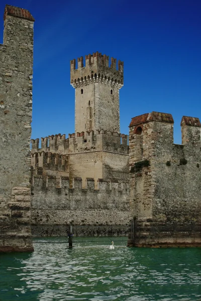 Antiguo castillo en Sirmione, Italia —  Fotos de Stock