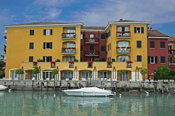 stock image Yellow house on the lake Garda