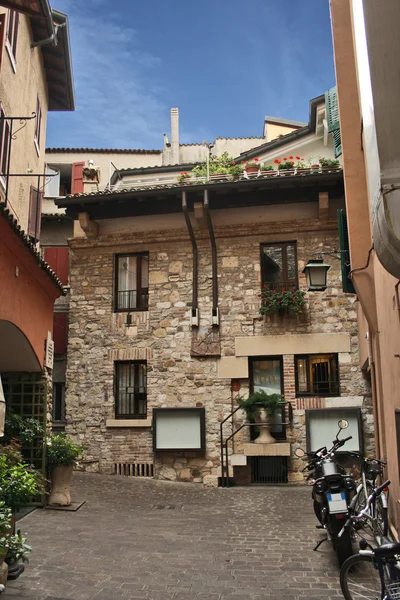 Werf in de stad sirmione, Italië — Stockfoto