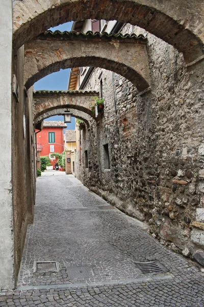 Улица в городе Сирмионе, Италия — стоковое фото