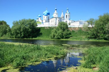 bir göl yakınındaki Ortodoks Kilisesi