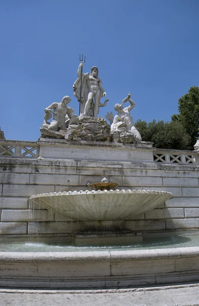 Brunnen auf der Piazza del popolo rom — Stockfoto