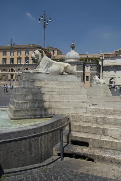 Brunnen auf der Piazza del popolo rom — Stockfoto