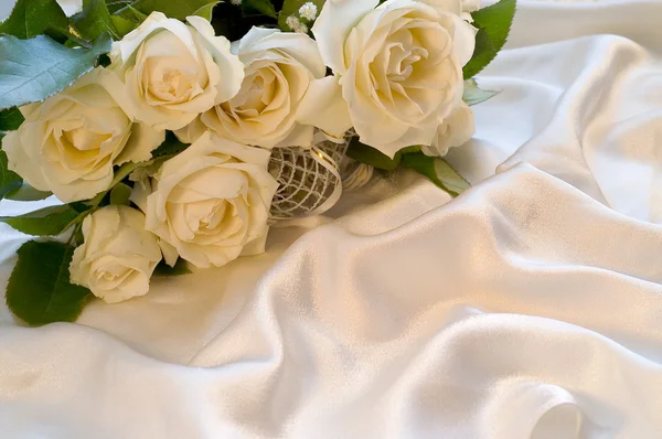 Bílé svatební růže na hedvábné pozadí — Stock fotografie