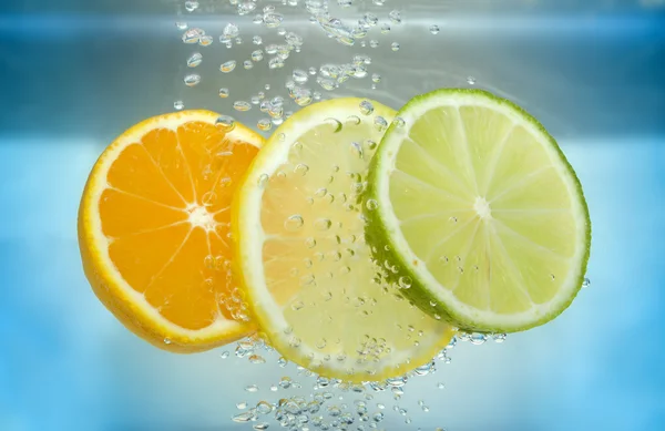 Fatia de citrinos na água — Fotografia de Stock