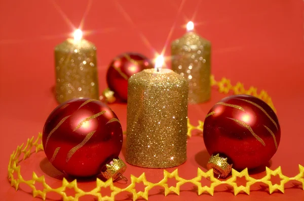 Zlaté svíčky a červené skleněné kuličky — Stock fotografie