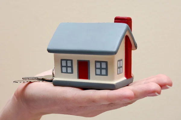 Hand holding huis en sleutels — Stockfoto