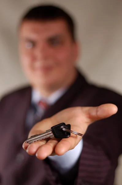 Geschäftsmann hält Schlüssel in der Hand — Stockfoto