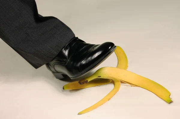 Männerbein und Bananenschale — Stockfoto