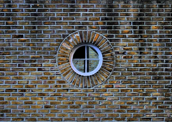 Сквозь круглое окно — стоковое фото