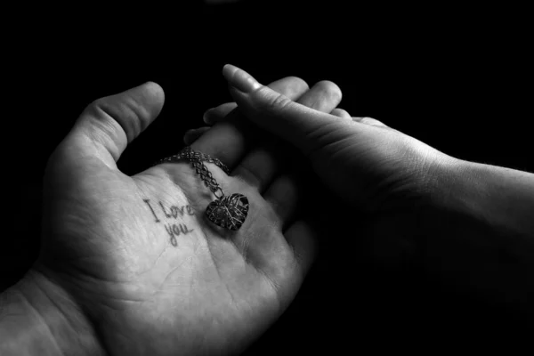 Muž a žena ruce s láskou laskavost — Stock fotografie
