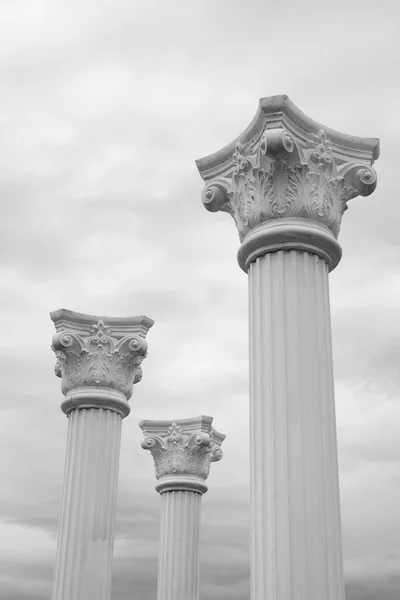 Drie witte kolommen — Stockfoto