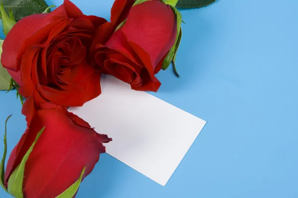 Three red roses and note — Stock Photo, Image