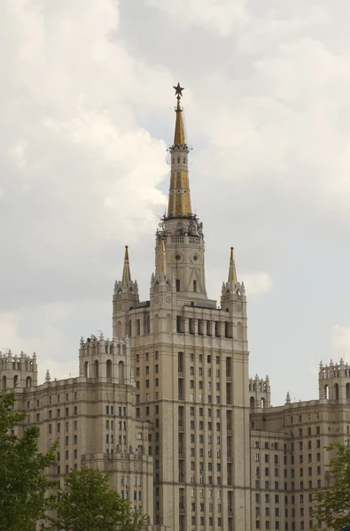 Hoog gebouw in Moskou — Stockfoto