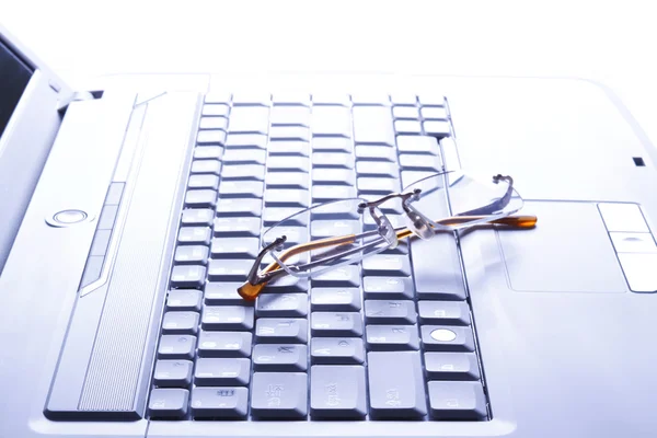 Spectacles on the keyboard — Stock Photo, Image