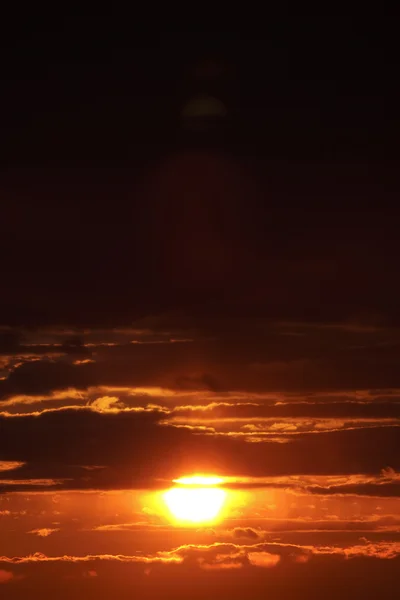 Sonnenuntergang am dunklen Himmel — Stockfoto
