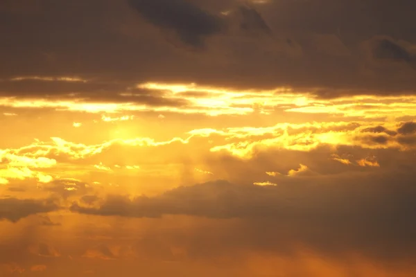 Kumuluswolken und Sonnenuntergang Stockbild