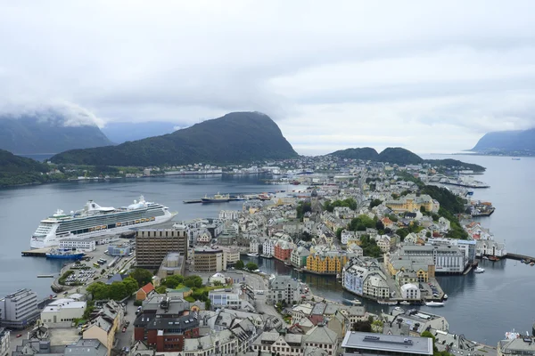 Cidade portuária na Noruega — Fotografia de Stock