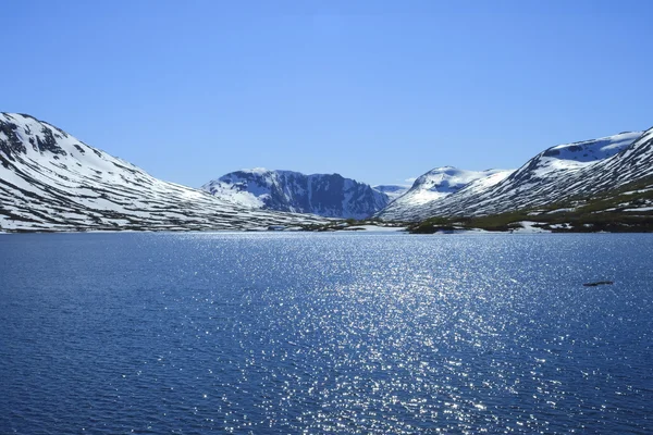 Lago y montañas en Noruega —  Fotos de Stock