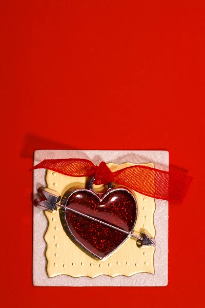 Красное металлическое сердце — стоковое фото