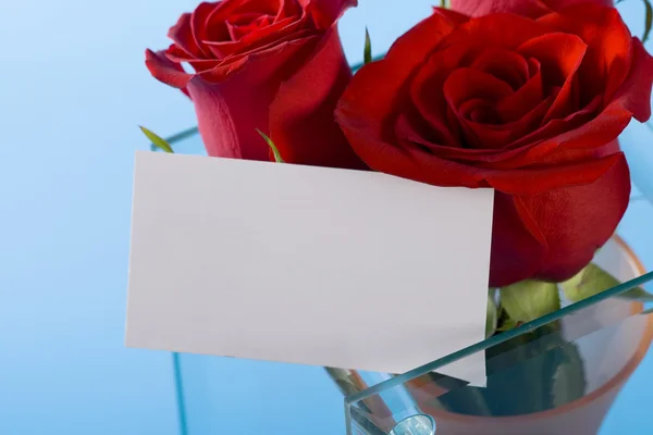 Red roses and note — Stock Photo, Image