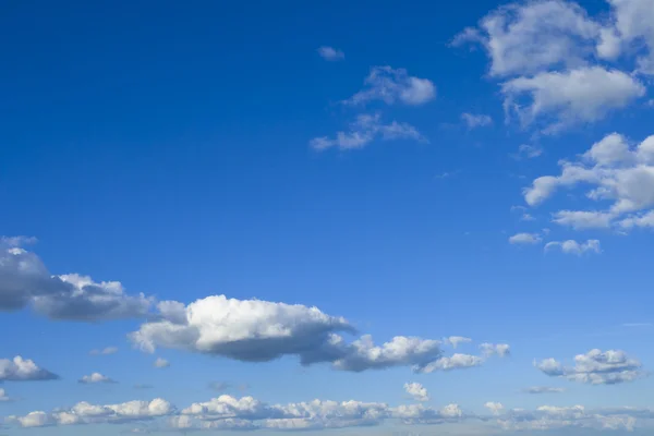 Puszyste chmury i błękitne niebo — Zdjęcie stockowe