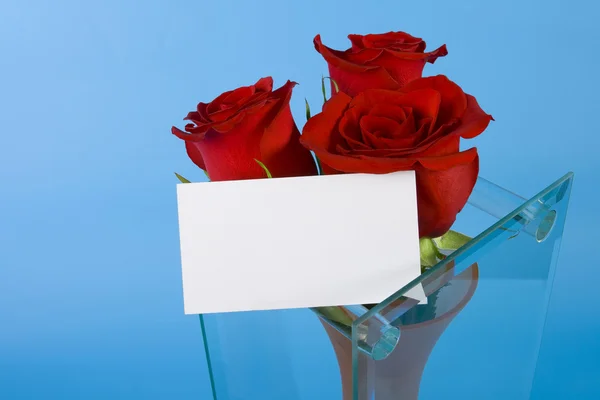 Kırmızı güller ve Not — Stok fotoğraf